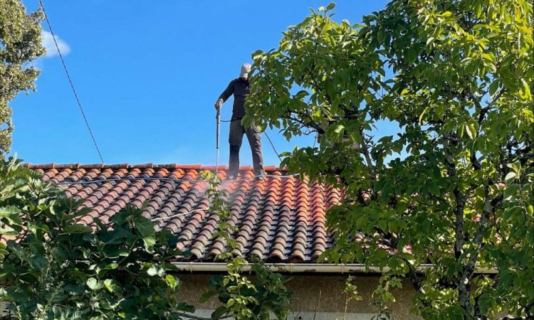 Nettoyage de toiture suivi d'un traitement hydrofuge à Martillac - Flores Entretien